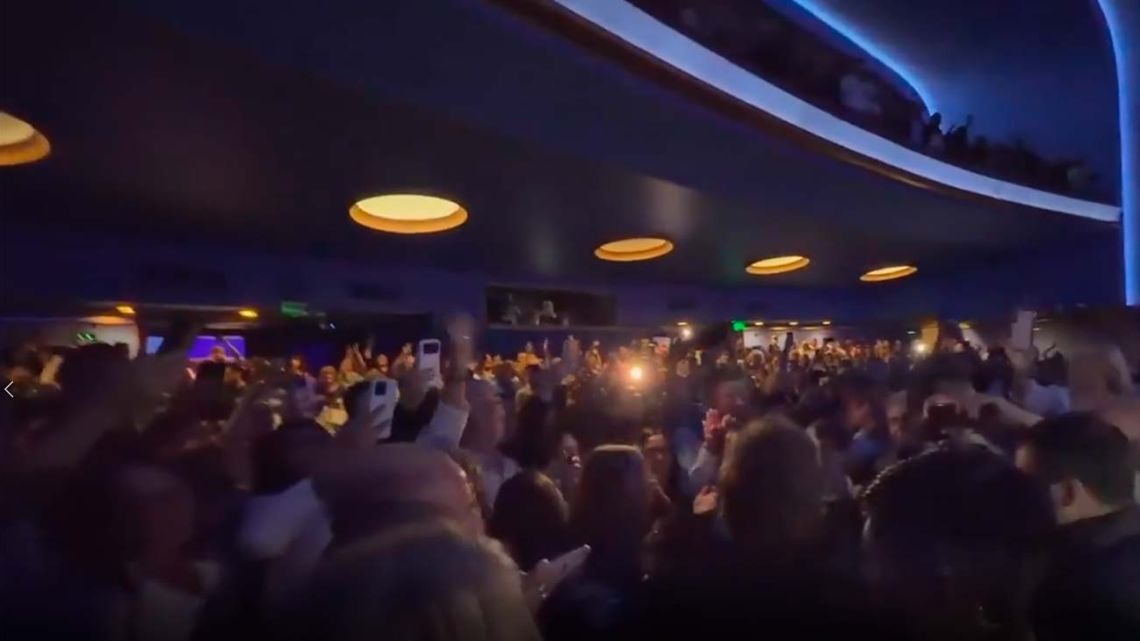 Milei cierra la Derecha Fest en Mar del Plata y canta “El Rock del Gato” ante una multitud