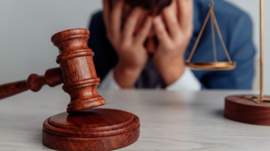 Fallo declara ‘indignos’ al marido y a un hijo y les niega la herencia; el caso genera debate político y social