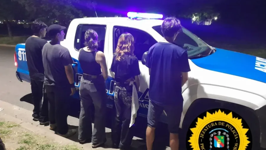 Choque entre jóvenes en Plaza Mujeres Entrerrianas: Policía secuestró armas blancas y hubo demorados