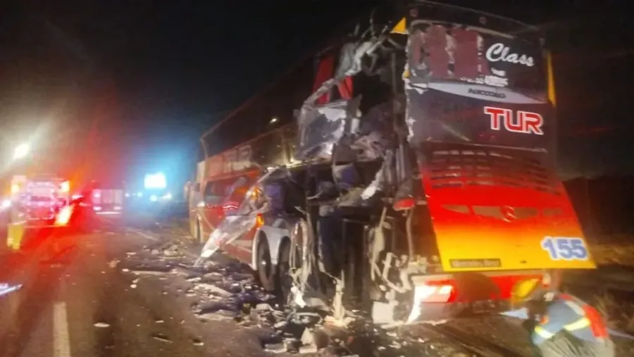 Choque entre camión de Entre Ríos y colectivo en Campana: dos heridos graves