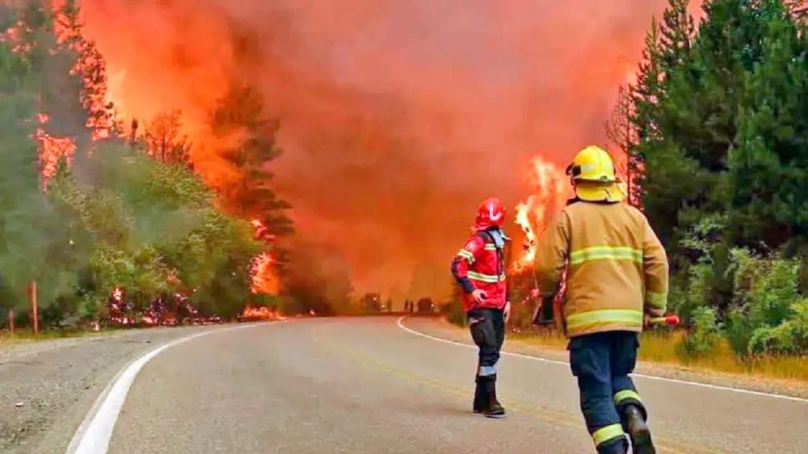 Clima y esperanza: pronóstico que podría frenar la furia del fuego en la Patagonia tensiona al Gobierno