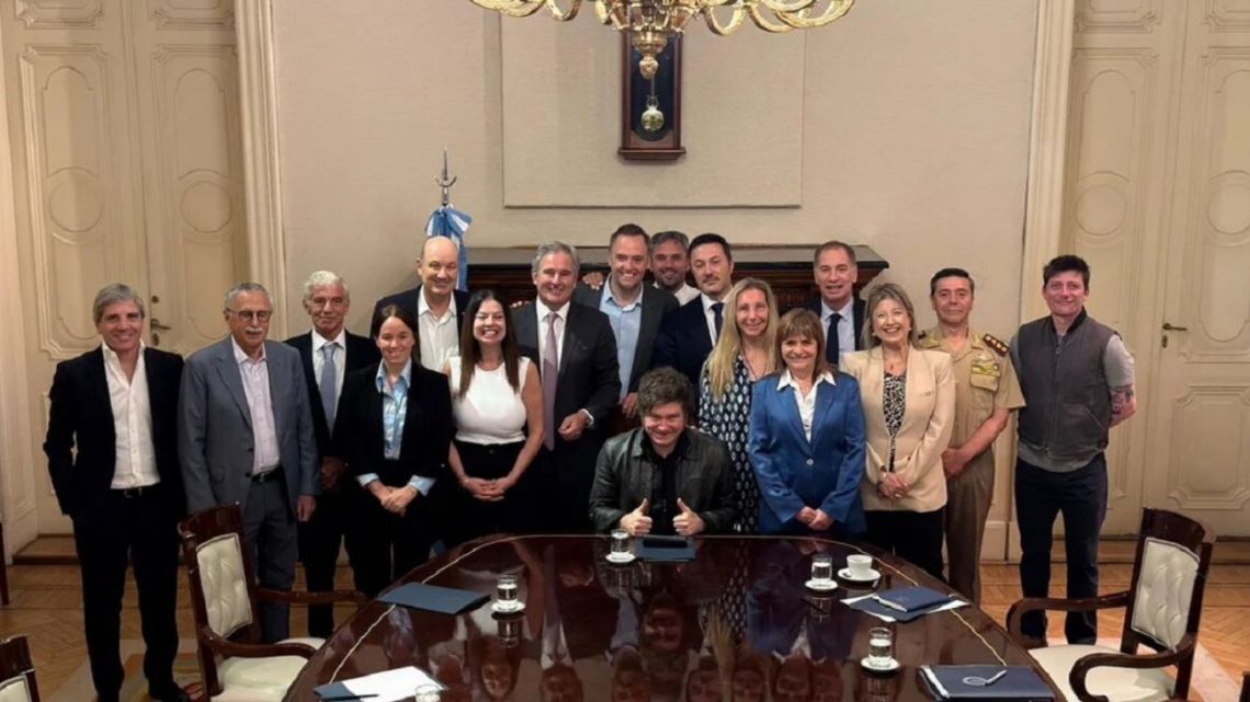 Javier Milei firmó decreto que sube sueldos de funcionarios, excluye a él y a Victoria Villarruel