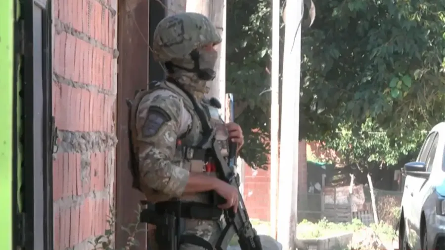 Allanamientos en Mosconi por la agresión a Katherine Alva: secuestran drogas y arma de fuego