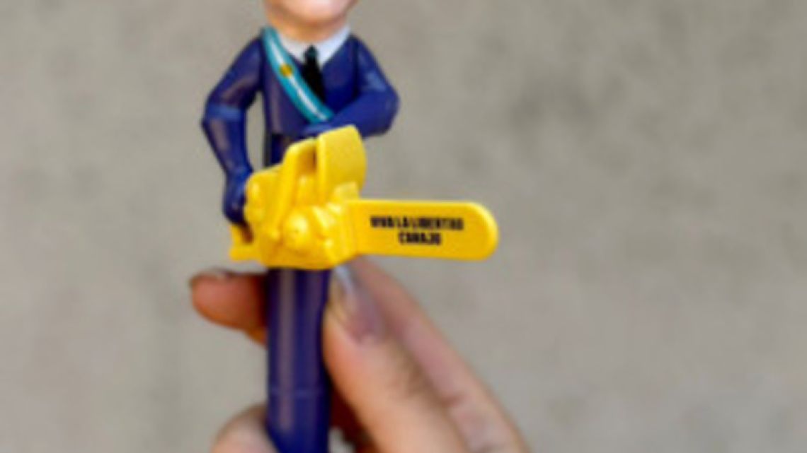 Merchandising de Milei llegó al Congreso: lapicera ‘motosierra’ y frases icónicas