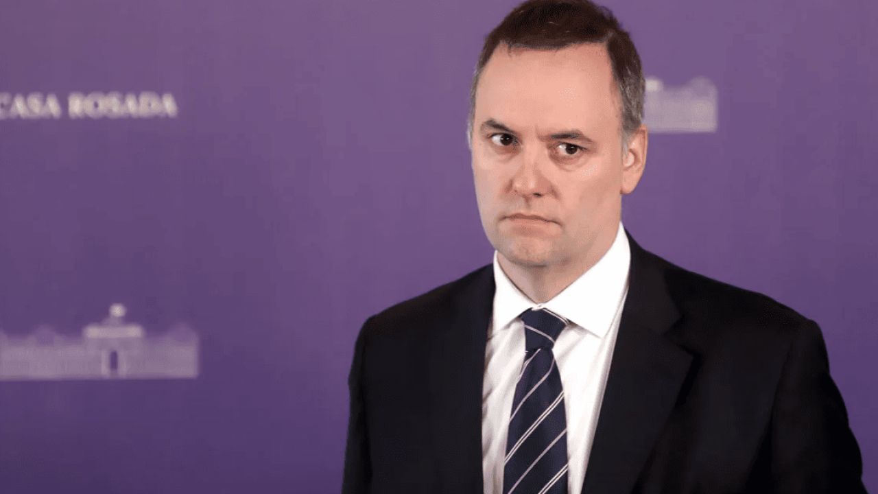 Adorni cruza a una dirigente social con un irónico mensaje: “No te olvides: siempre por la vereda”