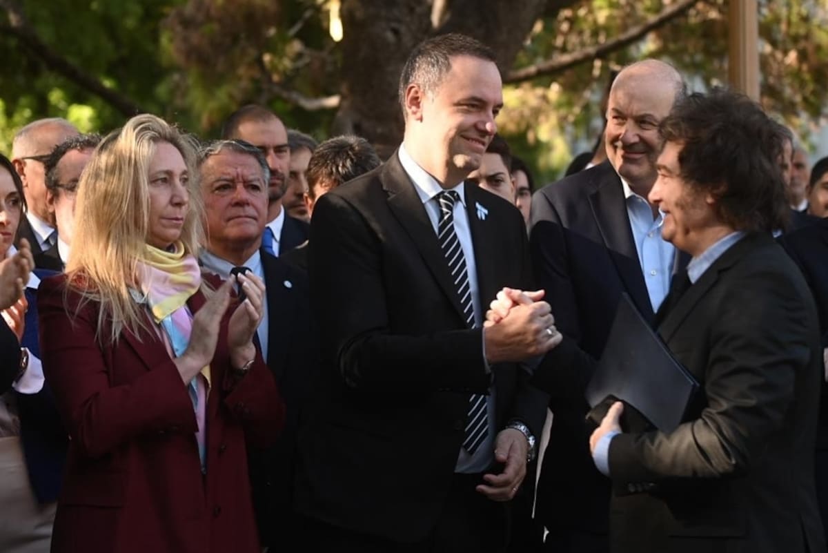 Vínculo roto con Villarruel. Milei parte de viaje con Karina y encarga a Manuel Adorni el manejo de la gestión