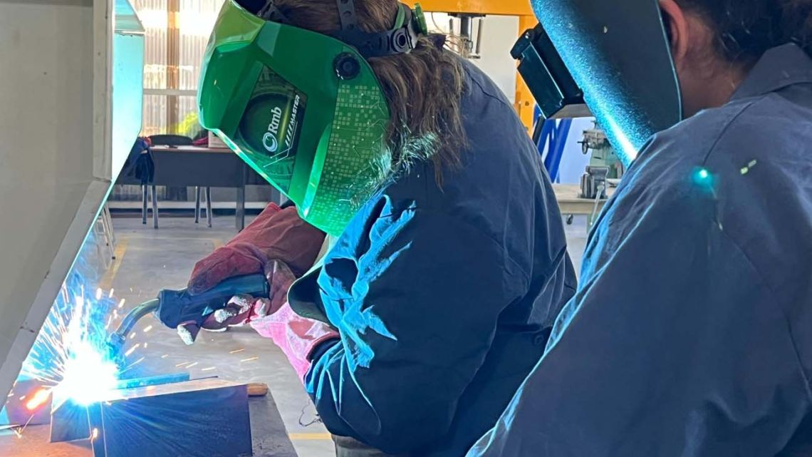 La producción de metalurgia cae 7,1%, y la capacidad instalada estuvo al 44% en diciembre de 2025