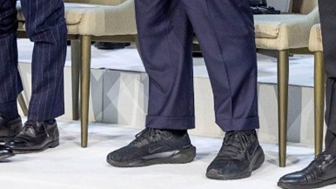 Milei saluda a Trump en Davos con outfit que provocó memes: ‘¡Viva las zapas, carajo!’