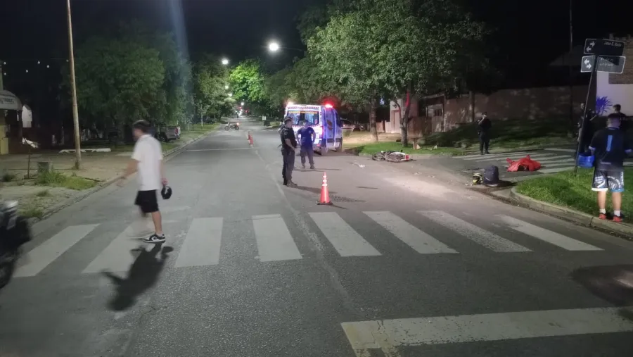 Motociclista hallado sin vida en Avenida de las Américas de Paraná: fiscal y peritos investigan siniestro vial