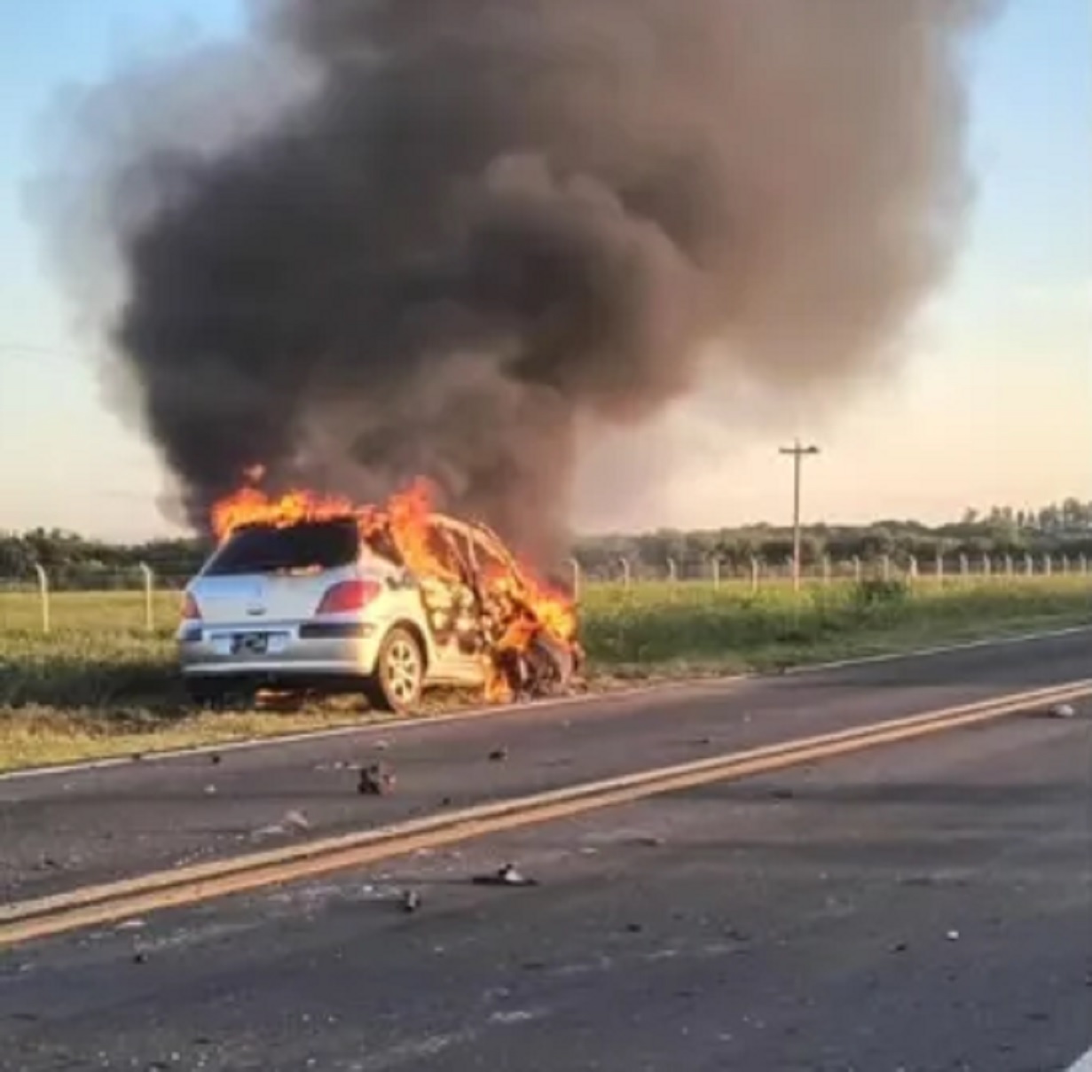 Auto arde tras colisión con camioneta en accidente vial