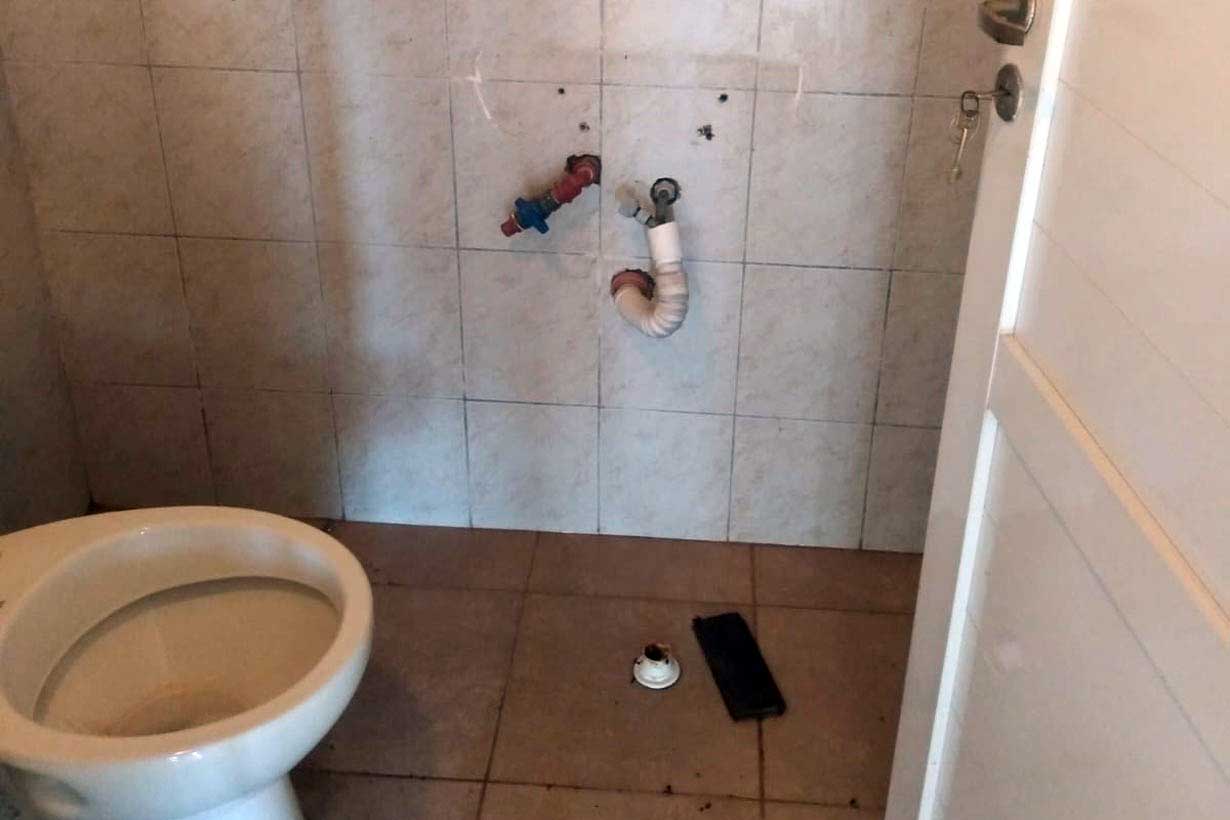 Robo y vandalismo en capilla de Colón: garrafas sustraídas y baños destrozados.