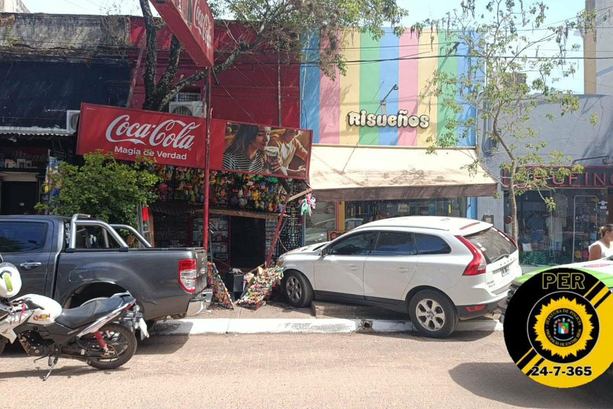 Mujer sufre heridas tras accidente al subir a la vereda y chocar contra un local en pleno centro de Colón