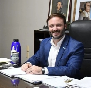 La UCR provincial ahora también salió a bancar a Azcué 