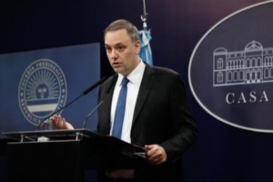 Manuel Adorni estará en Entre Ríos el jueves mientras Milei viaja a Davos y deja la gestión a su cargo