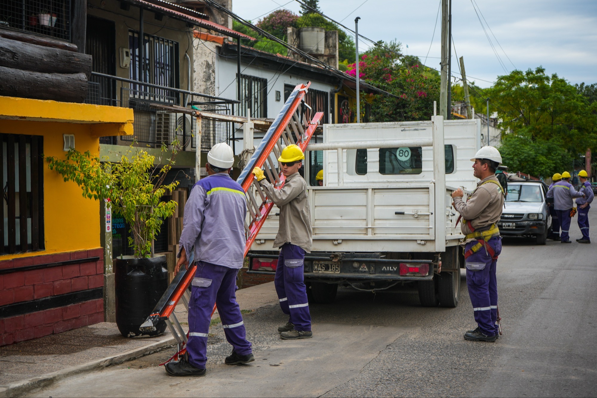 Enersa avanza en Puerto Sánchez con un plan para regularizar conexiones eléctricas