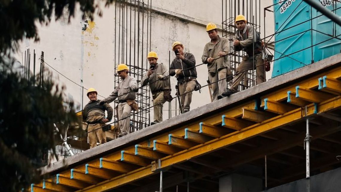 Reforma laboral: cómo modifica derechos de empleados, situación de contratados y las indemnizaciones según el IERAL