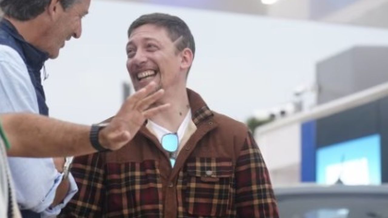 Santiago Caputo sorprendió en Pinamar: el look inesperado que encendió el debate político