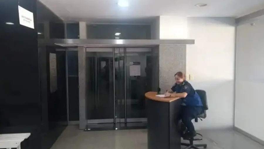 Dictan prisión domiciliaria a policías declarados culpables de abuso mientras se define la pena