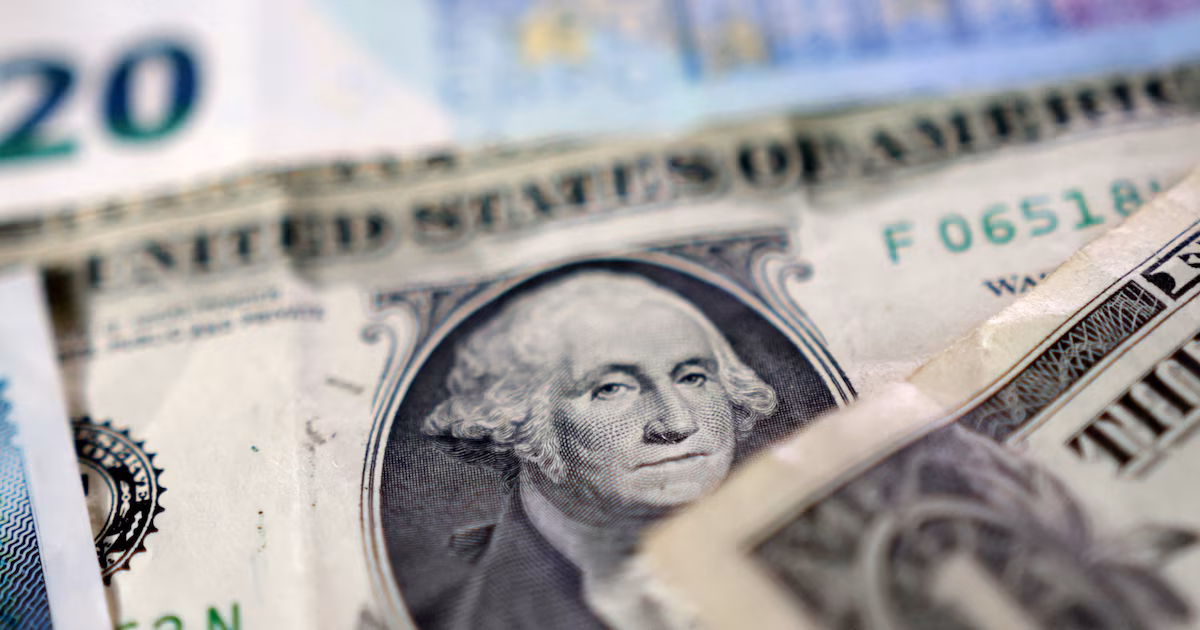 El dólar subió y cortó seis caídas consecutivas: pese al avance diario, bajó $32,50 (2,3%) en la semana