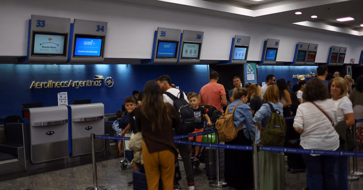 Aerolíneas Argentinas cancela 255 vuelos por paro general de la CGT; 31.000 usuarios afectados y 3 millones de dólares