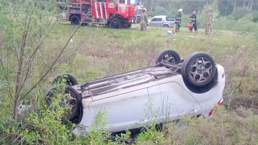 Incidente en Autovía 14 reaviva debate por seguridad vial: auto vuelca en km 292, cinco heridos (tres menores)