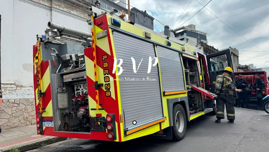 Evacúan torre en La Paz, Paraná por incendio en ascensor; bomberos trabajan y un mayor trasladado al Hospital San Martín