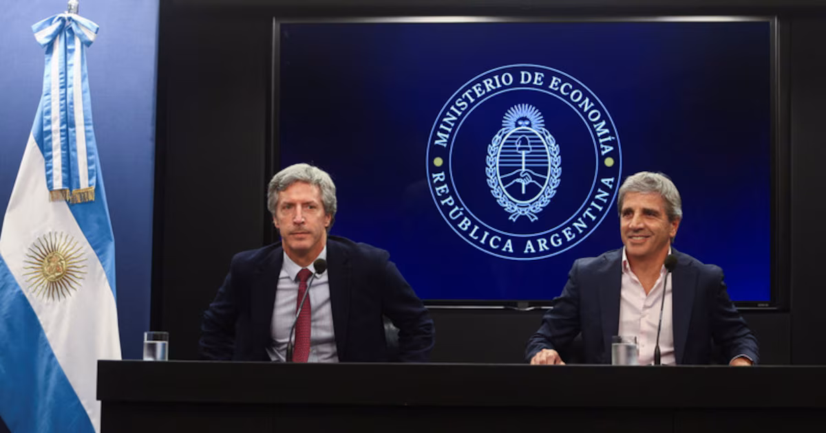 El BCRA inyecta pesos y el Tesoro los retira: la estrategia de Economía que golpea al dólar