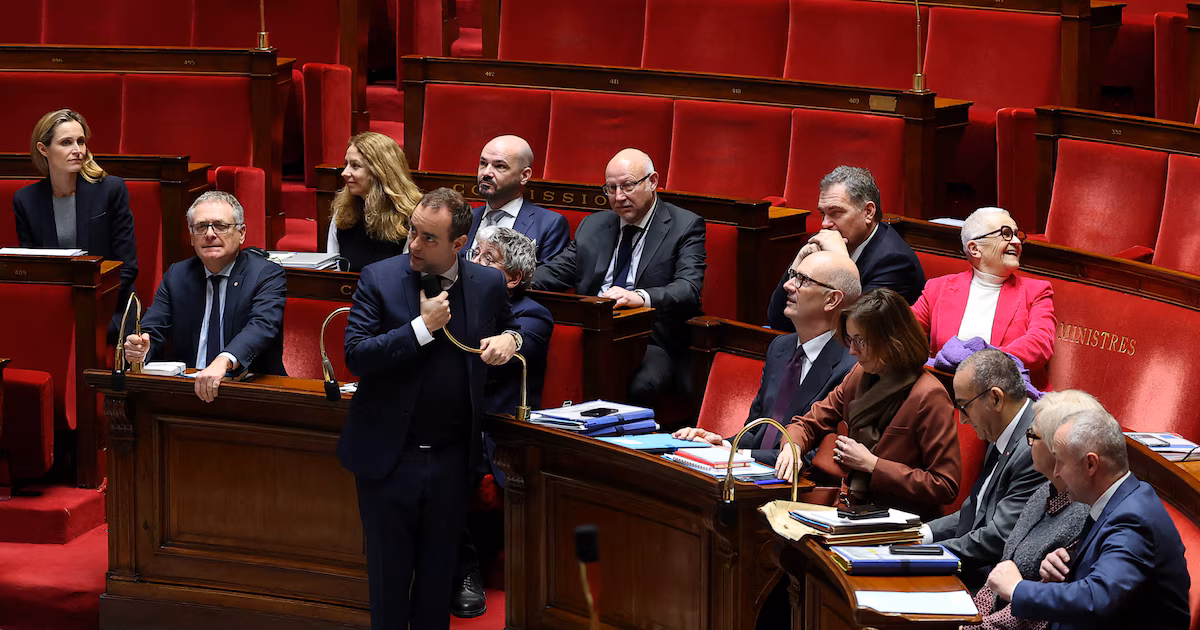 Gobierno francés sortea la presión política y blinda el presupuesto estatal para 2026