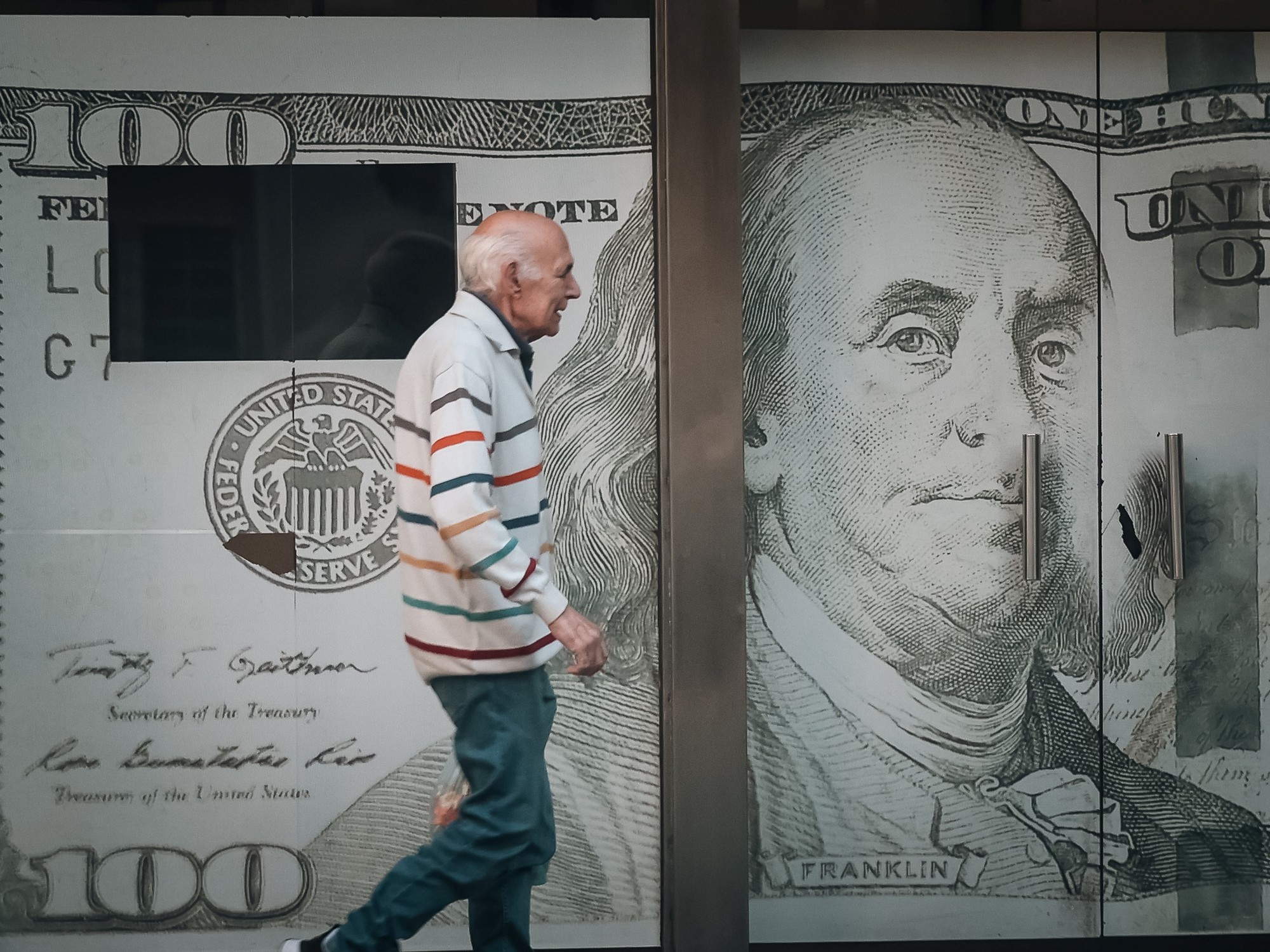 El dólar volvió a bajar pero el riesgo país pegó un salto por una caída de los bonos