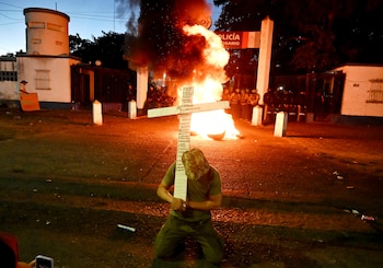 Quema de gomas y “sirenazos” en Santa Fe: se agrava el conflicto entre la policía y el Gobinero provincial