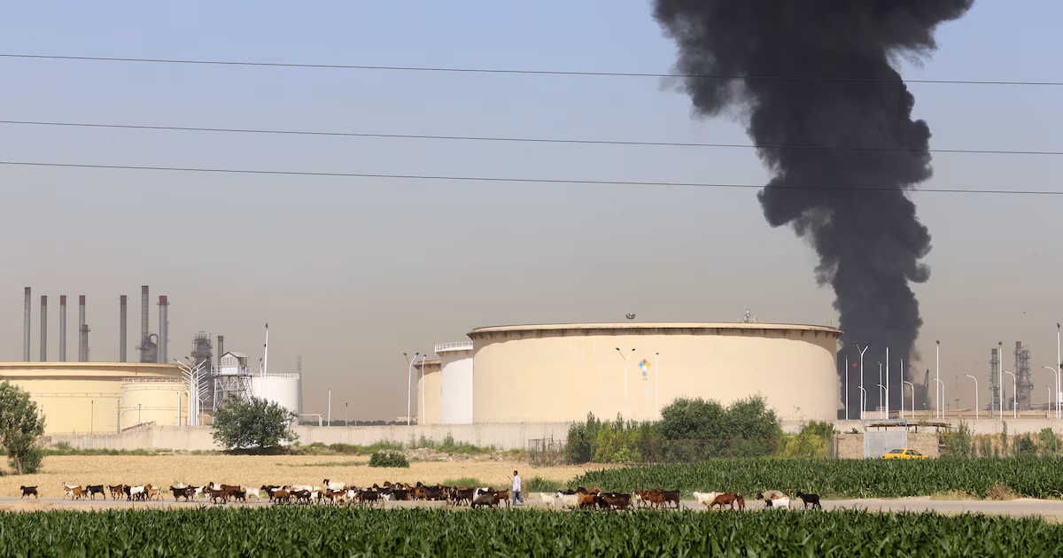 Exportaciones de crudo de Irán caen a mínimo en dos años y profundizan tensiones geopolíticas