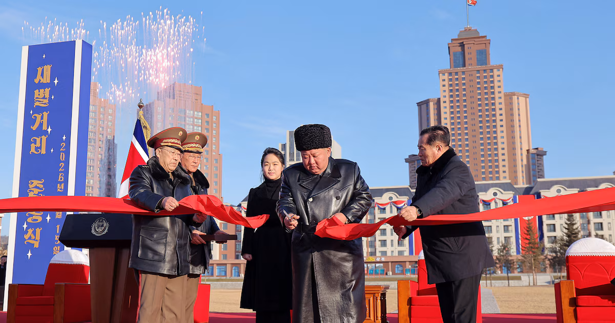 El dictador Kim Jong-un inaugura barrio para familias de soldados norcoreanos enviados a morir en la guerra de Putin