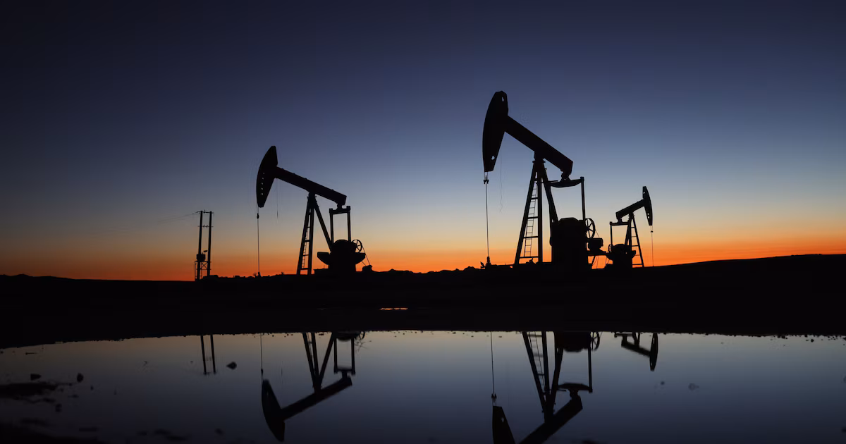 La AIE mantiene la previsión de crecimiento de la demanda de crudo en 2026 y tensiona la agenda energética del Gobierno