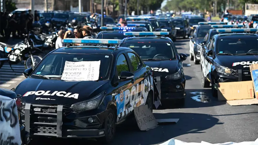 Policía de Santa Fe se acuartela en Rosario: veintena de patrulleros fuera de servicio y agentes en disponibilidad