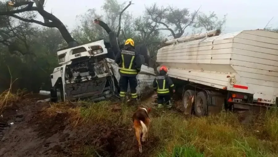 Accidente en cruce de Ruta 12 y Ruta 16: despistó un camión y el chofer está hospitalizado en Gualeguay