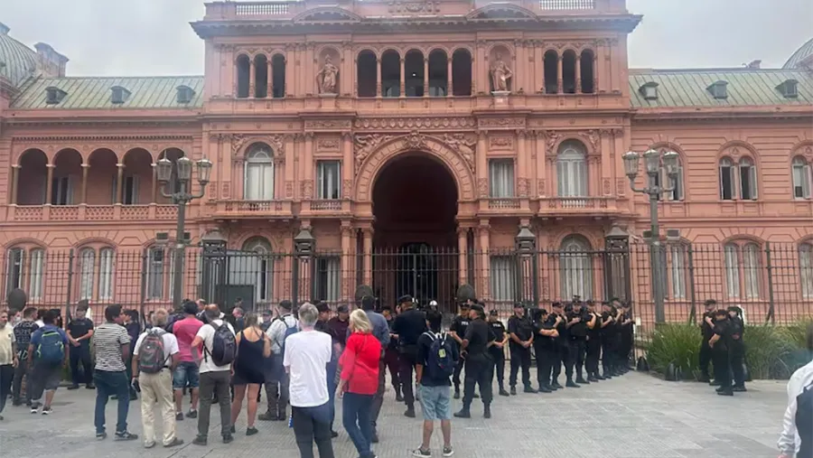 Policía Federal se encadena en la Casa Rosada por salarios y denuncias de corrupción
