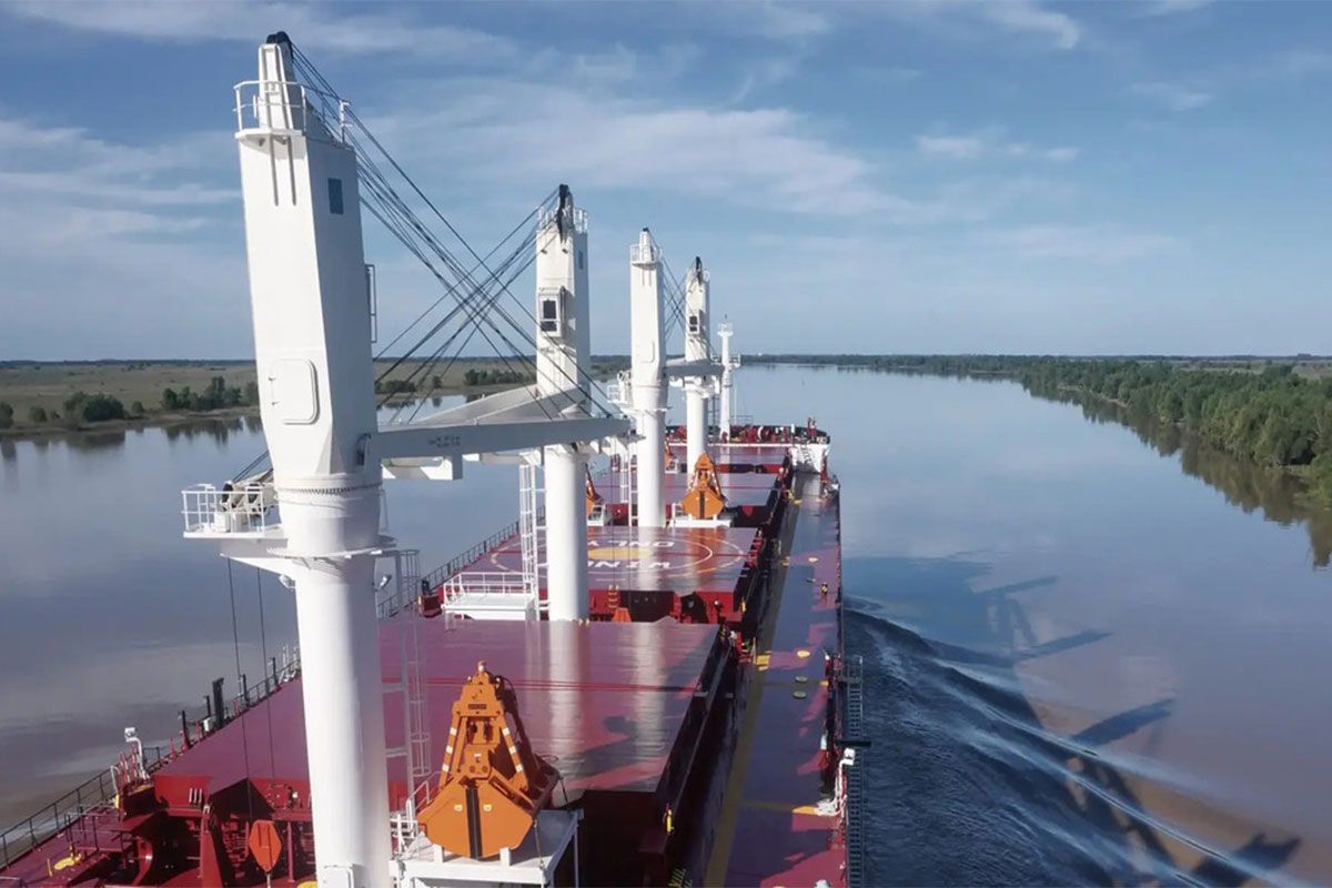 Hidrovía: el Gobierno recibió tres ofertas de licitación para la vía navegable por la que circula el 80% del comercio exterior