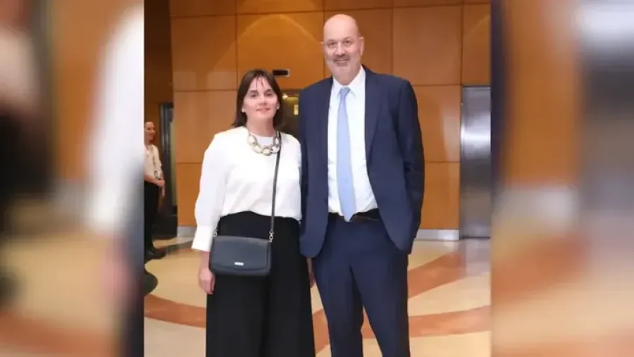 Denunciaron penalmente a Sturzenegger por contratar a su esposa por $115.000.000