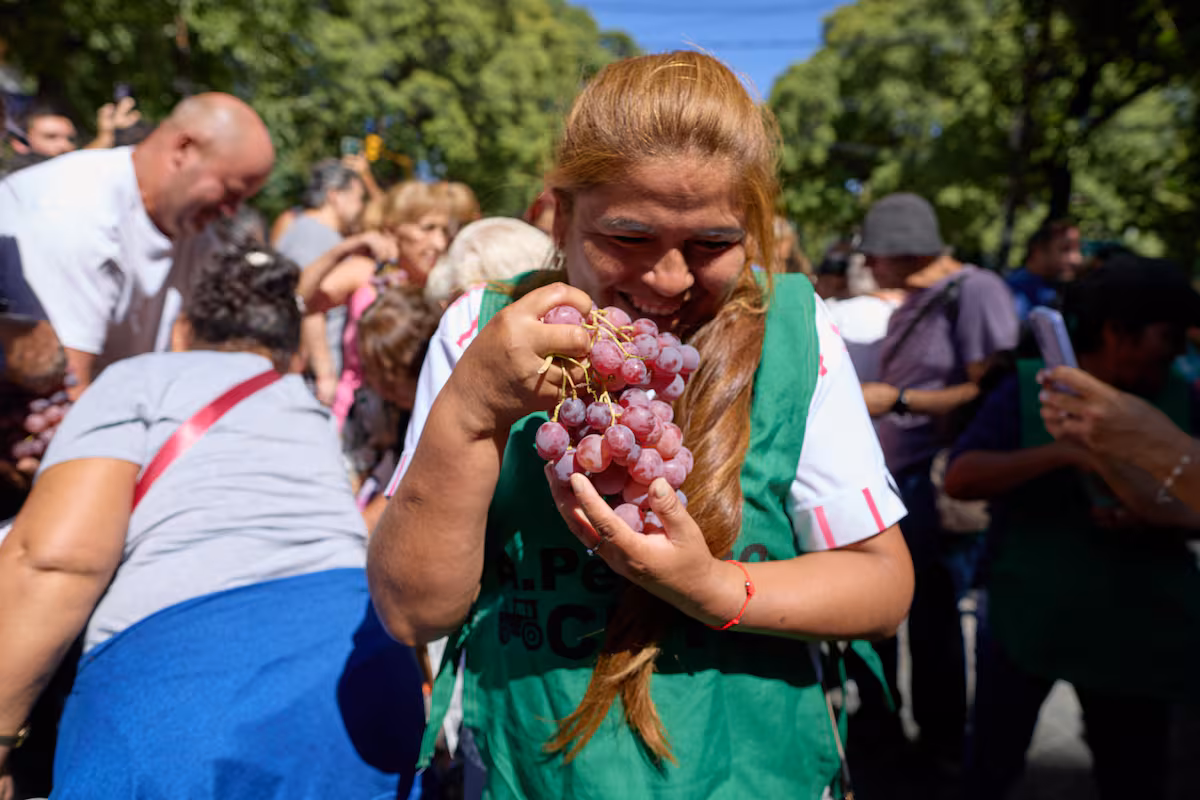 Viñateros regalaron uvas en protesta y evidenciaron una crisis productiva