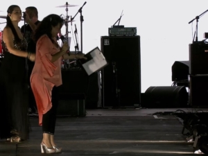 Otro escándalo en una fiesta nacional: una presentadora leyó un cartel con un insulto hacia Javier Milei