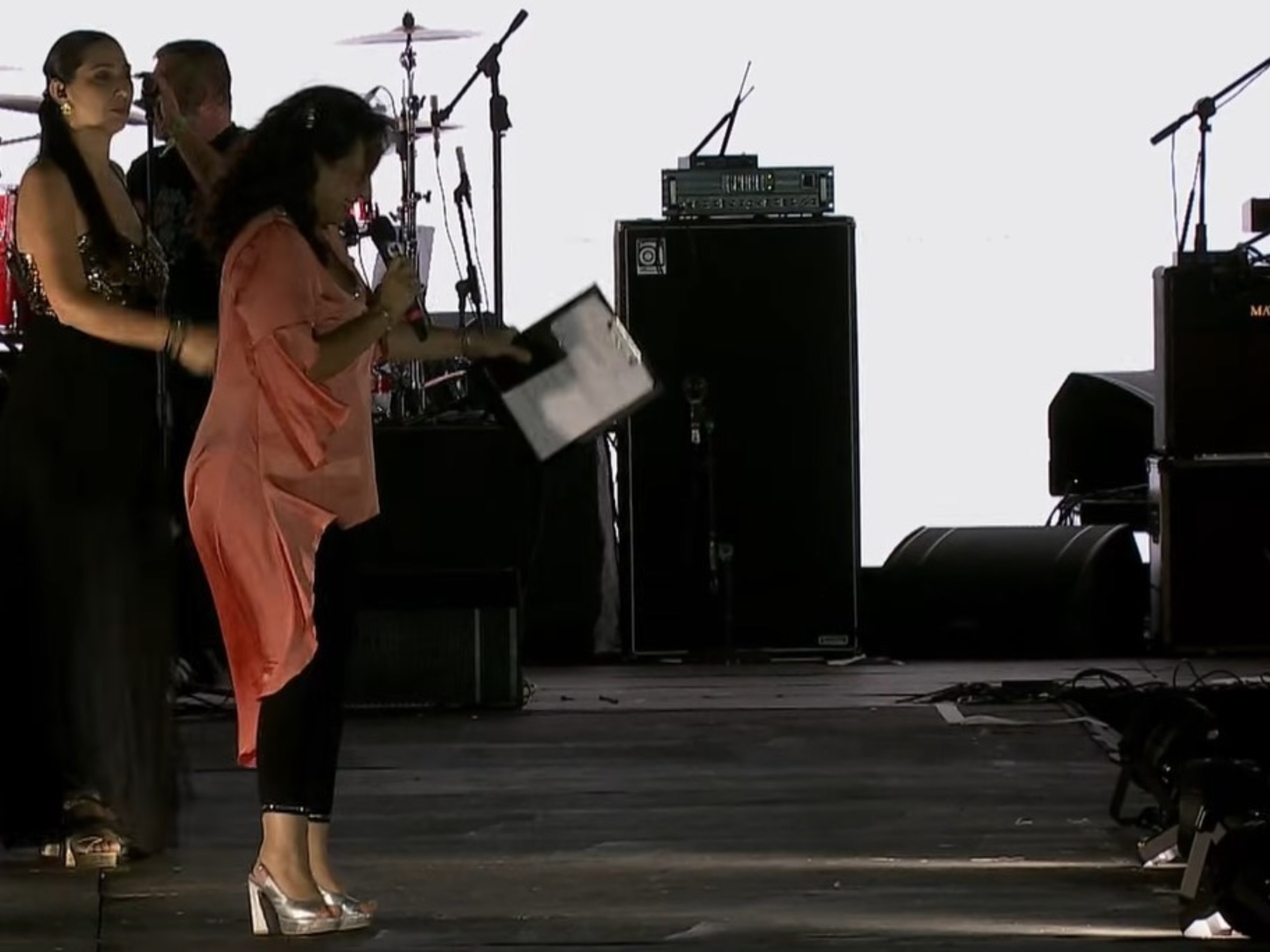 Otro escándalo en una fiesta nacional: una presentadora leyó un cartel con un insulto hacia Javier Milei