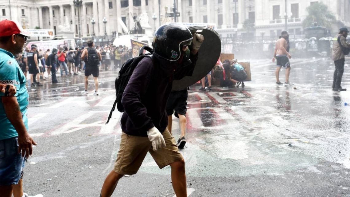La protesta de la CGT se salió de cauce y terminó con decenas de detenidos