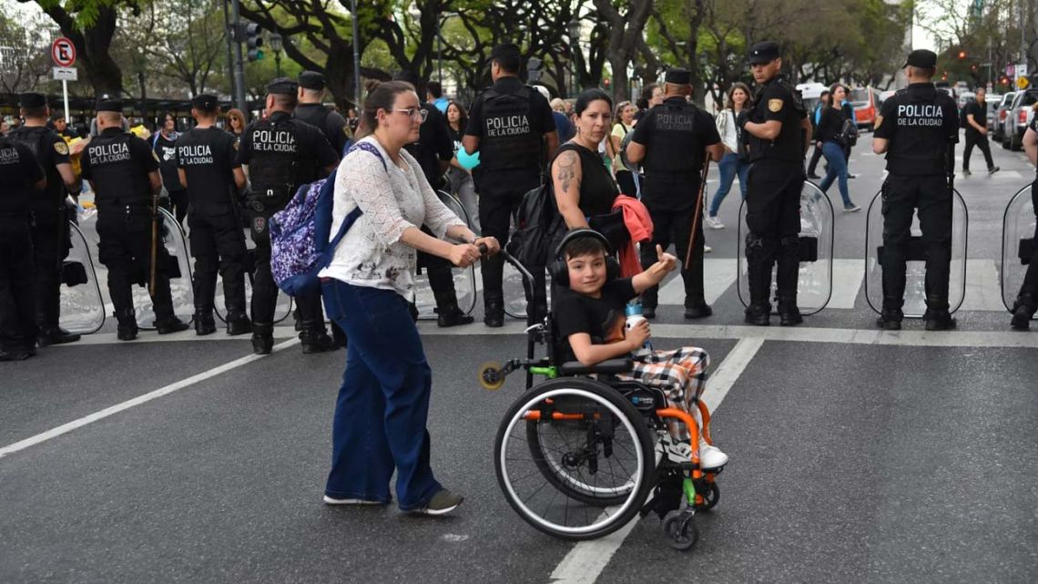Trabajadores del Garrahan marchan al Congreso en rechazo a la reforma laboral y los despidos