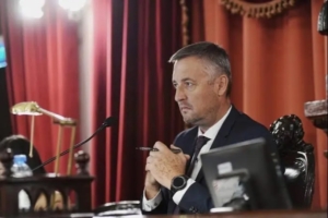 Hein fue reelecto, pero la pelea libertaria convirtió la sesión en un papelón político