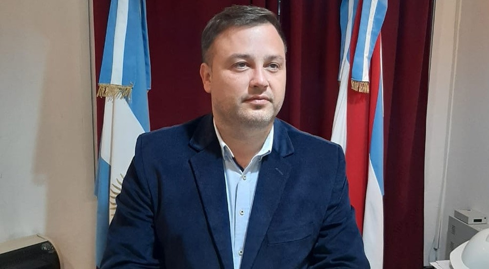 La reacción del intendente de Piedras Blancas ante la presencia de funcionarios provinciales en una escuela incendiada