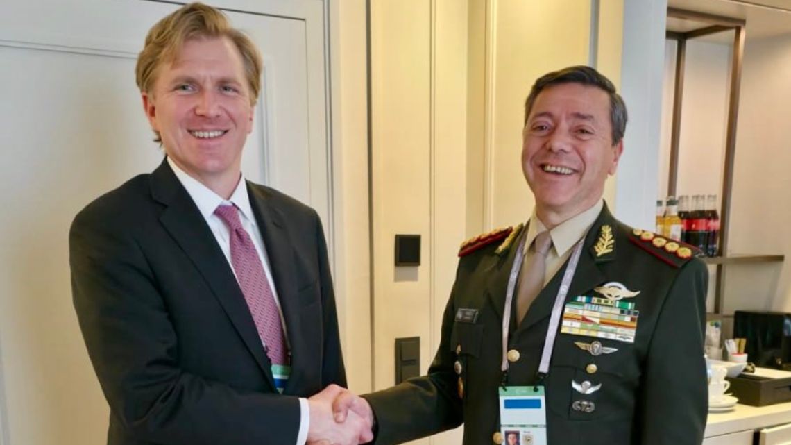 Ministro de Defensa confirma ejercicios militares en el país tras reunión con subsecretario de Guerra de EE.UU.