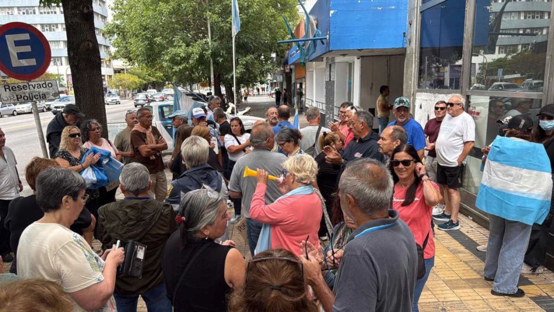 Tensión en Mar del Plata: exoficiales protestan por salarios y comisario fue golpeado