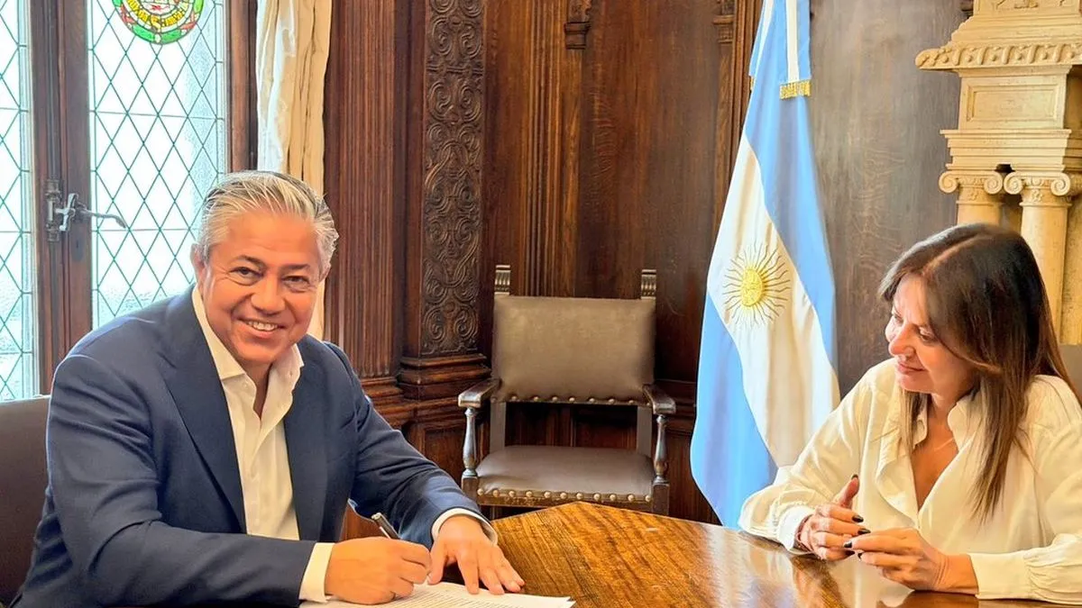 Rolando Figueroa firmó un acuerdo con Nación para comenzar a saldar la deuda con la caja previsional de Neuquén