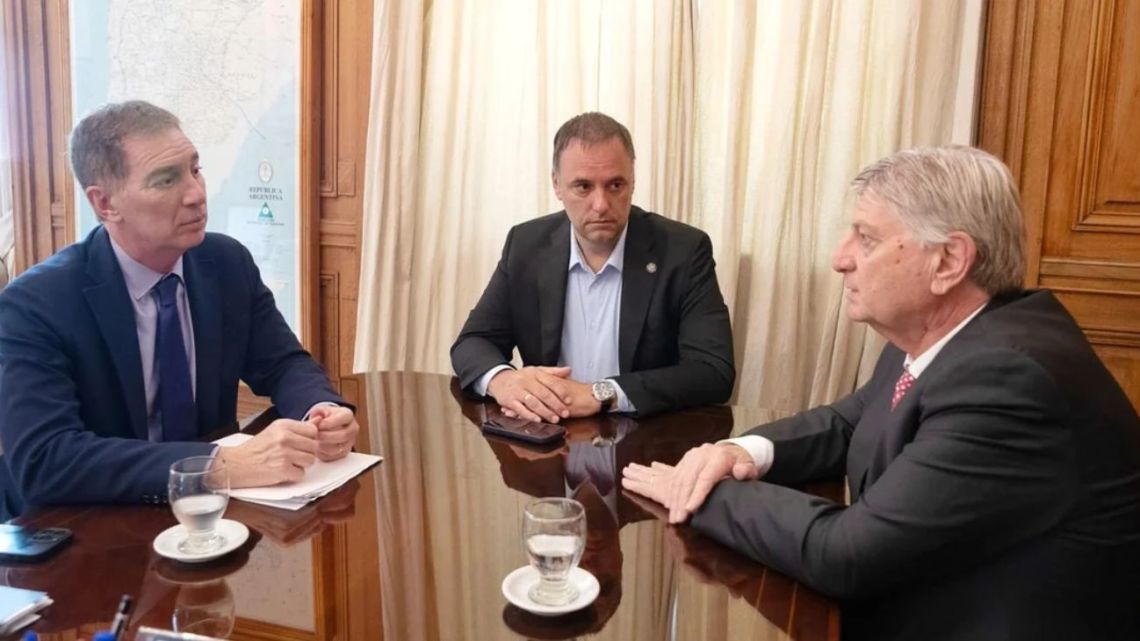 Gobernador de La Pampa rechaza la reforma laboral tras reunirse con Adorni y Santilli