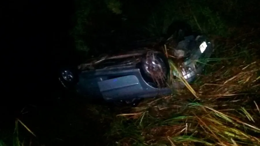 Accidente en la RN14: despista, vuelca tras morder la banquina en Concordia; sin heridos, sólo daños materiales